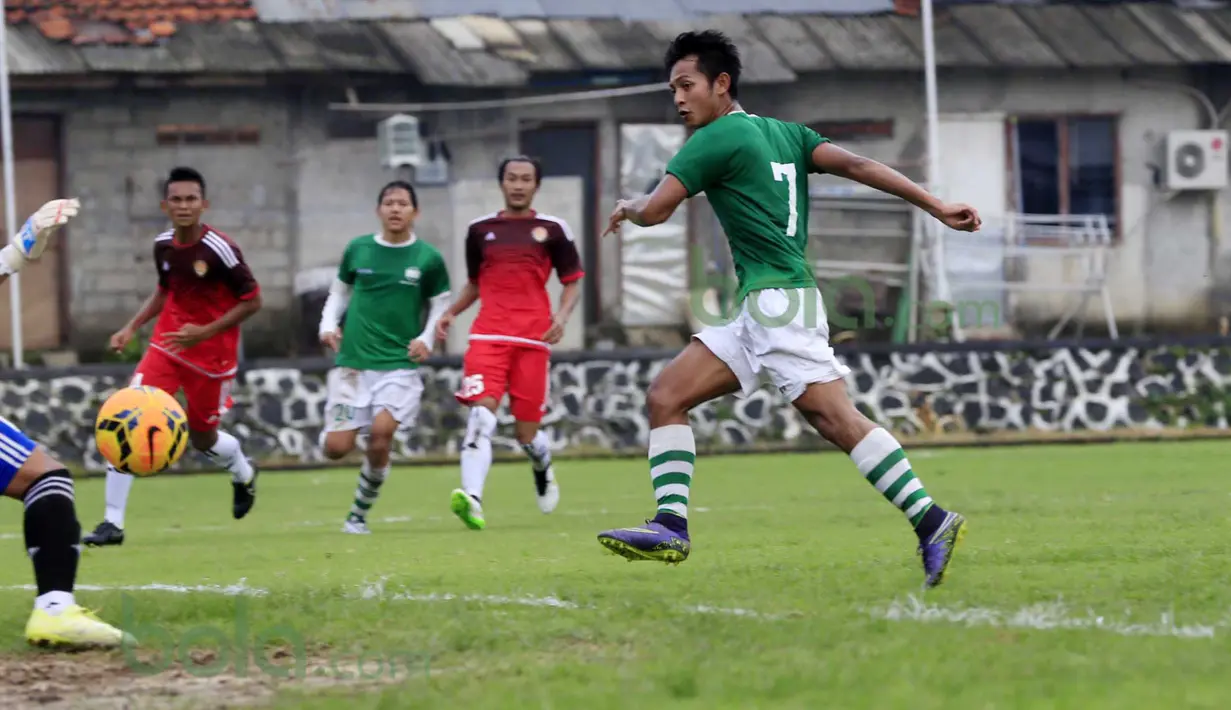 Pemain MSG, Yongki Ari Wibowo, saat mencetak gol ke gawang PS Polri pada laga uji coba di lapangan Mako Brimob, Kelapa Dua, Depok, Rabu (24/2/2016). (Bola.com/Nicklas Hanoatubun)