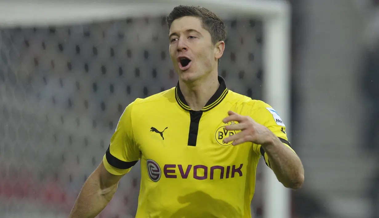 Robert Lewandowski. Striker Polandia berusia 33 tahun yang kini memasuki musim ke-8 bersama Bayern Munchen, klub yang juga diperkuat Manuel Nueur, mampu mencetak 7 gol ke gawang rekannya tersebut dari 15 laga saat berseragam Borussia Dortmund dan Timnas Polandia. (AFP/Thomas Kienzle)
