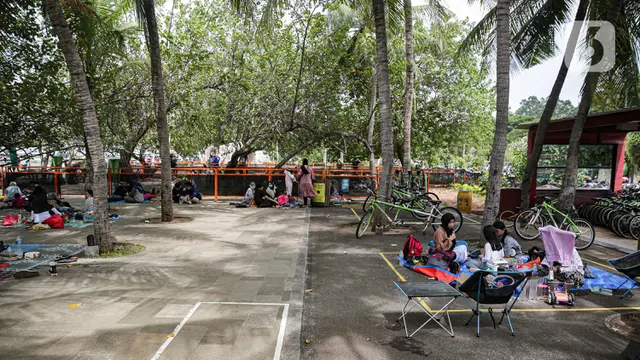 Suasana Pantai Ancol saat Libur Natal 2021