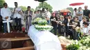 Pembacaan doa saat pemakaman Ireng Maulana di TPU Kampung Kandang, Jakarta, Senin (7/3/2016). Ireng Maulana meninggal dunia pada usai 72 tahun.(Liputan6.com/Herman Zakharia)