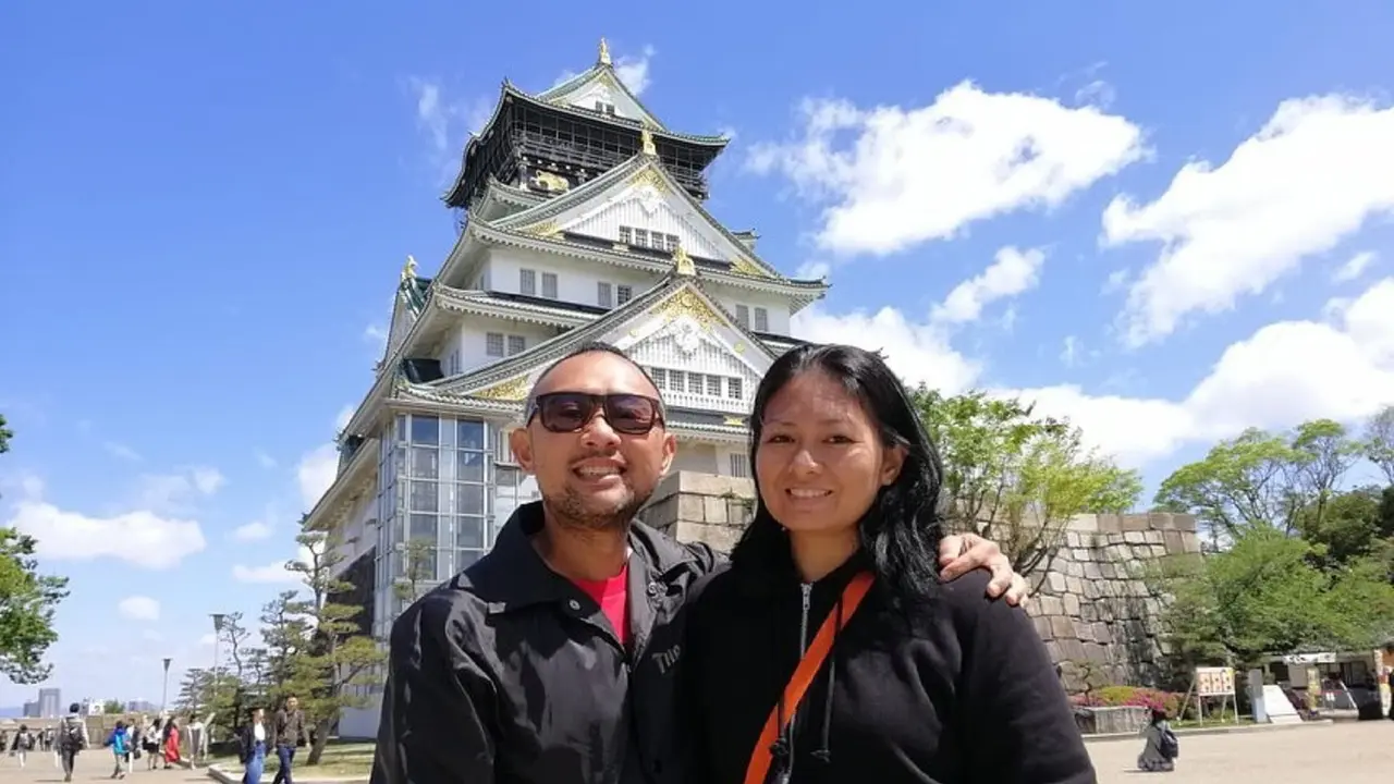 Ronal Surapradja bersama istrinya saat liburan di Jepang