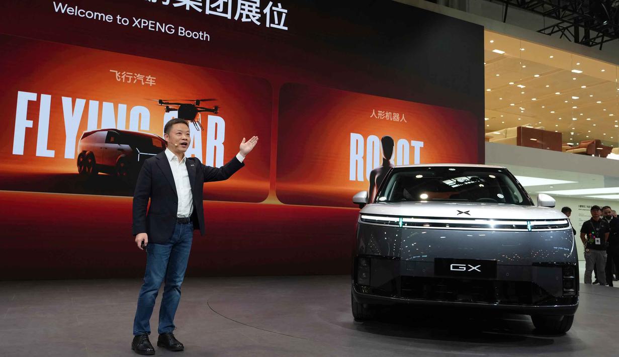 Sebanyak 1.451 mobil dipamerkan, termasuk 181 mobil baru yang melakukan debut global serta 71 mobil konsep siap memanjakan mata pengunjung yang datang. Tampak dalam foto, Ketua dan CEO XPENG, He Xiaopeng, berbicara saat gelaran Beijing Auto Show 2026 atau Auto China 2026, Jumat 24 April 2026. (AP Photo/Ng Han Guan)