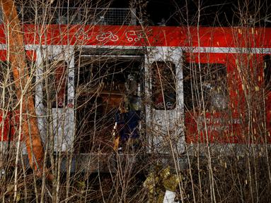 Lokasi kecelakaan dua kereta komuter S-bahn di Schaeftlarn di distrik Munich, Jerman bagian selatan pada 14 Februari 2022. Satu orang tewas dan lebih dari sepuluh lainya terluka ketika dua kereta komuter bertabrakan. (MICHAELA REHLE / AFP)