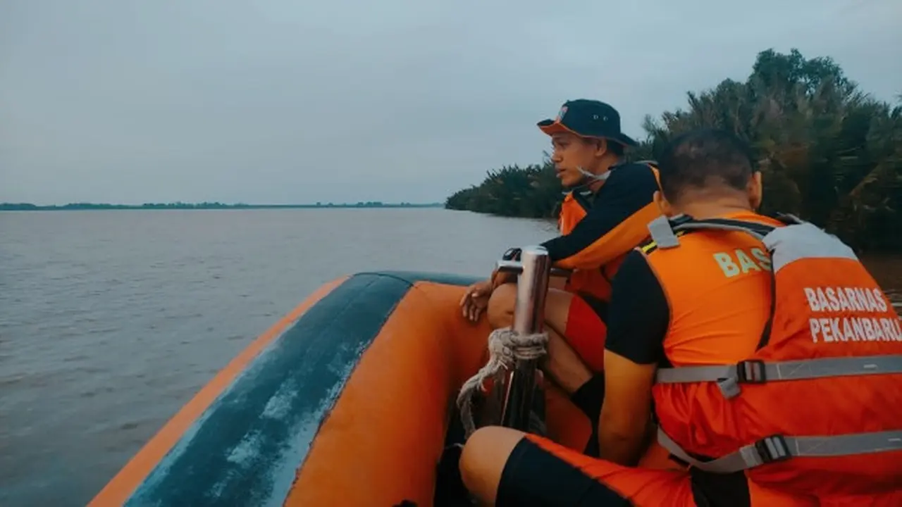 Personel Basarnas Pekanbaru yang dikerahkan mencari nelayan tersambar petir di Kabupaten Indragiri Hilir.
