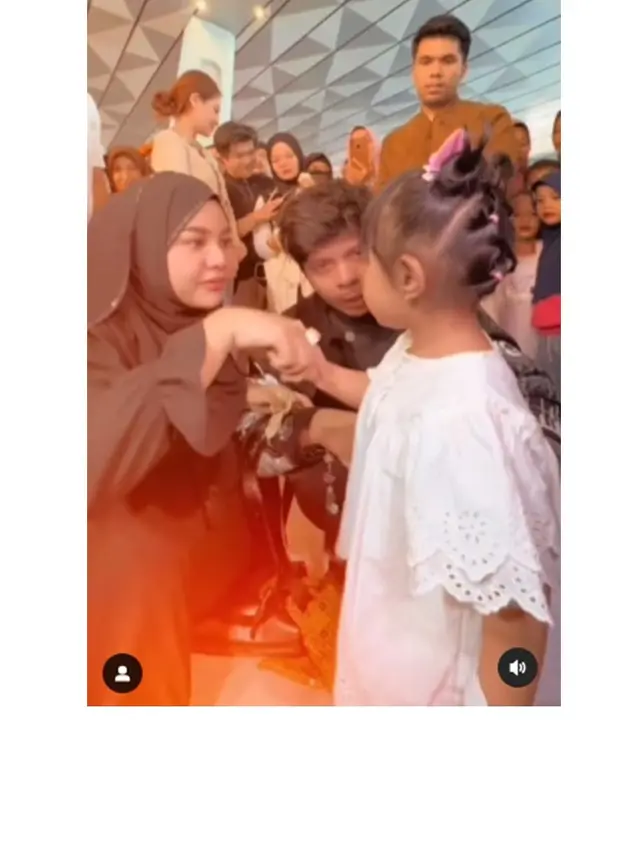 8 Momen Atta Halilintar dan Aurel Hermansyah Pamit Pergi Haji ke Anak, Penuh Haru