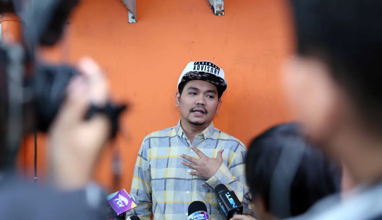 Meski tidak menyangkal, bahwa masih sering terbayang wajah anaknya. Ia tak ingin larut dalam kesedihan, dan ingin move on. Begitu juga kondisi sang istri yang mulai membaik. (Nurwahyunan/Bintang.com)