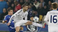 Gelandang Dynamo Kiev, Andriy Yarmolenko (tengah) berduel dengan bek kiri Chelsea, Cesar Azpilicueta, pada laga Grup G Liga Champions 2015-2016, di Olimpiyskiy Stadiium (20/10/2016). Yarmolenko menjadi andalan Kiev saat bertemu Manchester City. EPA/Sergey