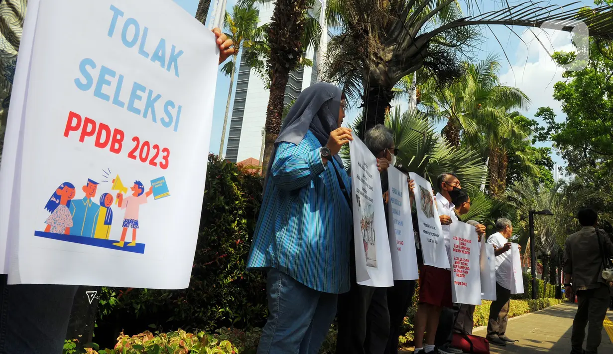 Kopaja juga mengkritisi APBD DKI Jakarta yang disalurkan untuk biaya pendidikan. Kopaja menyebut 17 persen dari APBD DKI Jakarta setiap tahunnya disalurkan untuk pendidikan, namun mereka tidak merasakan dampaknya. (merdeka.com/Imam Buhori)