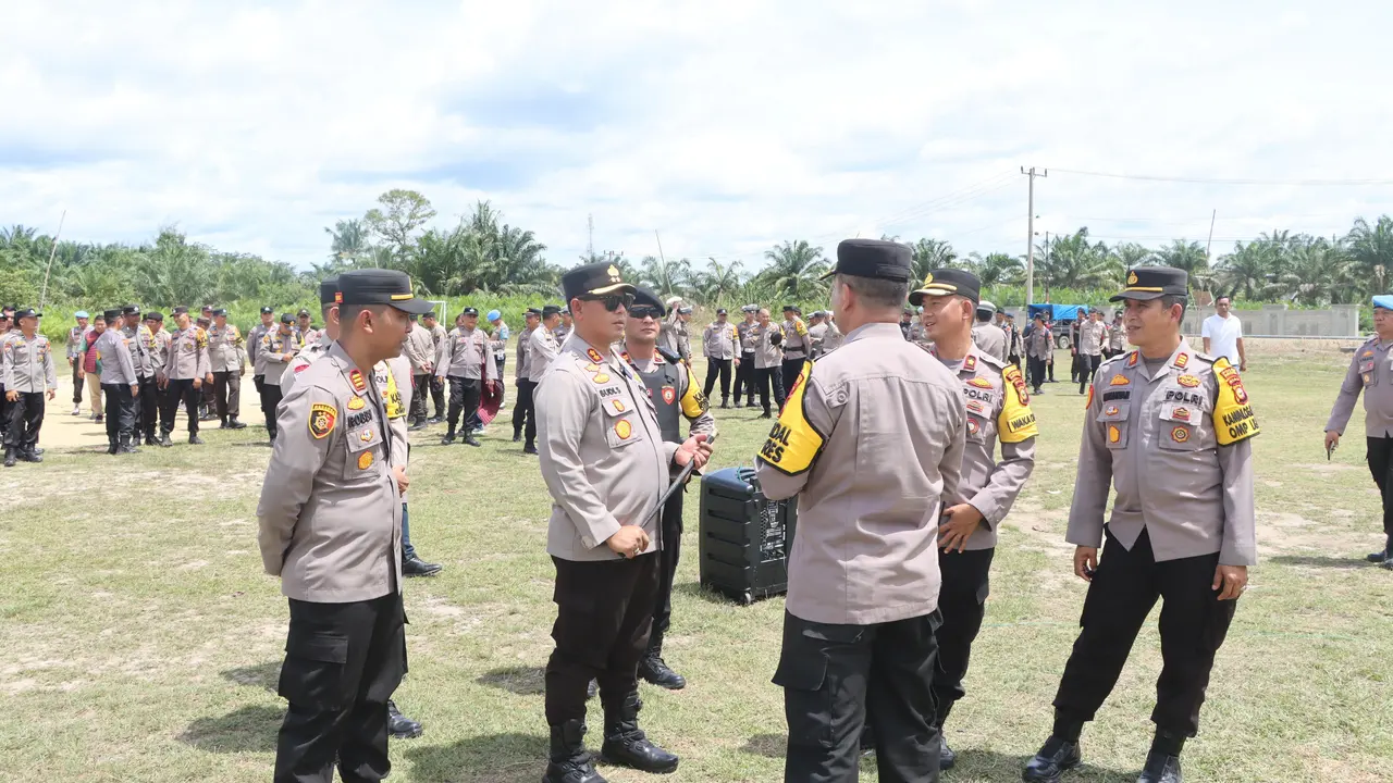 Kapolres Rokan Hulu AKBP Budi Setiyono SIK bersama personelnya usai apel persiapan pengamanan kampanye akbar.