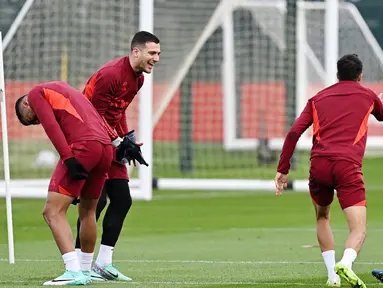 Pemain Manchester United, Casemiro, Diogo Dalot dan Antony tertawa lepas saat sesi latihan di Carrington Training Complex, Senin (23/10/2023). MU akan berhadapan dengan Copenhagen di Liga Champions. (AFP/Paul Ellis)