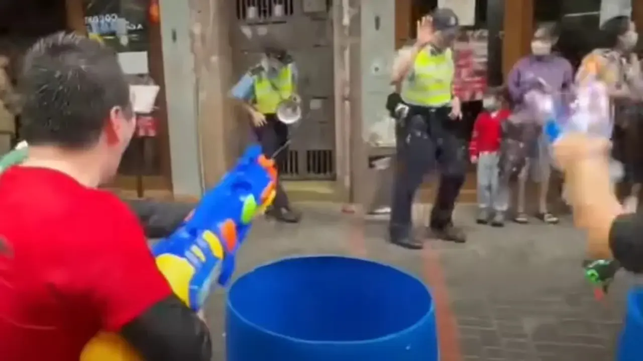 2 Pria Hong Kong Ditangkap karena Pistol Air