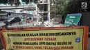 Pekerja memotong kerangka besi saat pembongkaran jembatan penyeberangan orang (JPO) Tosari, Jakarta, Minggu (16/12). Pembongkaran JPO Tosari ditergetkan selesai pada 20 Desember 2018. (Merdeka.com/Iqbal Nugroho)