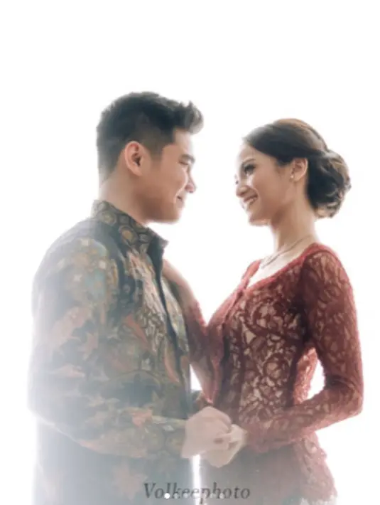 Acha dan Vicky menikah pada 11 Desember 2016 silam dan kemarin, tepat di hari ulang tahun pernikahannya Acha mengunggah foto-foto romantis bersama sang suami yang menggambarkan perjalanan cintanya selama setahun. (Instagram/septriasaacha)