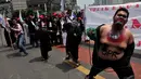 Sebuah aksi teaterikal yang menggambarkan kesewenangan DPR yang ingin mengesahkan RUU Advokat, Jakarta, Kamis (11/9/2014) (Liputan6.com/Johan Tallo)