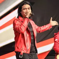 Charly van Houten saat tampil di konser kemerdekaan indosiar 2019. Vokalis band Setia, Charly Van Houten mengalami kecelakaan di ruas Tol Cipularang, Sabtu (9/7/2022) dini hari. Hal ini diketahui dari video yang beredar di kalangan wartawan. (Instagram/st.setiaku)