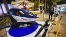 Pengunjung mengamati Drone EHang 184 yang dipamerkan di World Government Summit 2017, Dubai, Senin (13/2). Ehang 184 bentuknya menyerupai helikopter kecil dengan empat baling-baling yang mampu mengangkut beban hingga berat 100 kilogram. (STRINGER/AFP)