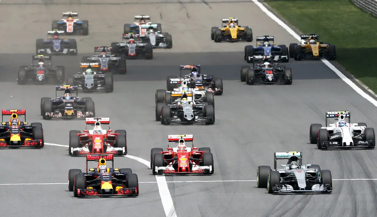Sejumlah pembalap F1 memacu kencang mobilnya di Balapan GP China Formula 1, Sirkuit Internasional China, , Minggu (17/4/2016). Rio Haryanto, menempati posisi 8. Itu juga akibat dari terjadinya banyak insiden di awal balapan.( REUTERS/Aly Song) 