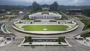 Sebelumnya, Menteri Sekretaris Negara (Mensesneg) Prasetyo Hadi mengungkap bahwa Presiden Prabowo Subianto memerintahkan Kepala Otorita Ibu Kota Nusantara (IKN) Basuki Hadimuljono untuk menyelesaikan pembangunan IKN dalam waktu tiga tahun. Tampak foto udara yang diambil pada 14 Agustus 2025 ini menunjukkan istana kepresidenan yang sedang dibangun di Ibu Kota Nusantara (IKN), ibu kota baru Indonesia yang direncanakan, di Kalimantan Timur. (Foto oleh AFP)