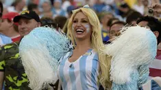 Seorang wanita suporter Argentina memberikan semangat pada timnya saat laga final piala dunia, Senin (14/7/14). (AFP PHOTO/JUAN MABROMATA)