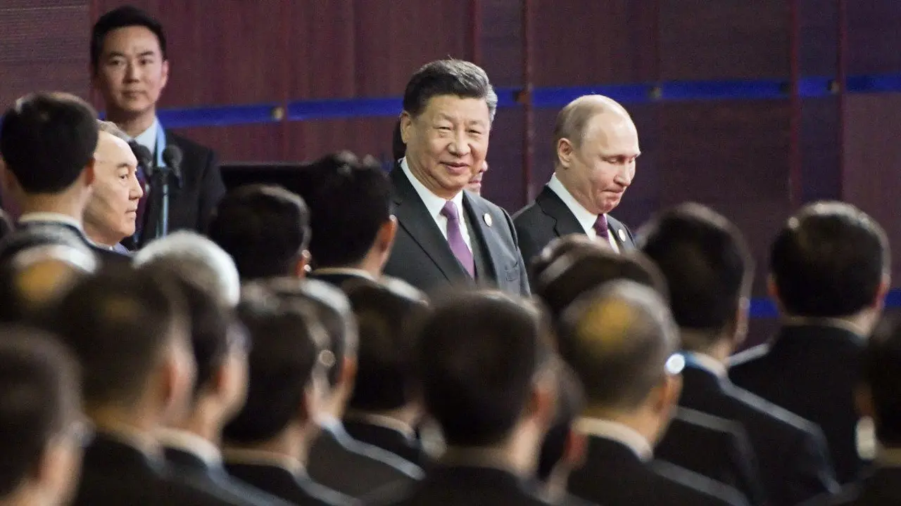 Presiden China Xi Jinping (krii) berjalan bersama dengan Presiden Rusia Vladimir Putin (kanan) di St Petersburg (AFP)