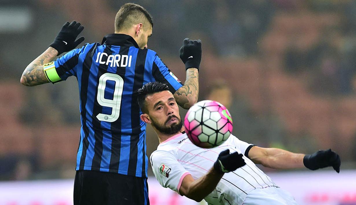Bek Palermo, Giancarlo Gonzales, berebut bola dengan striker Inter Milan, Mauro Icardi. Sementara bagi Palermo kekalahan ini semakin membuat mereka terpuruk di posisi ke-17 klasemen Serie A. (AFP/Giuseppe Cacace)
