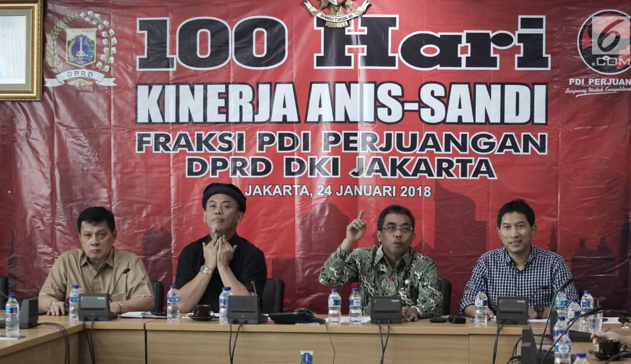 Ketua Fraksi PDI Perjuangan DPRD DKI Jakarta Gembong Warsono (kedua kanan) saat memberikan keterangan pers 100 hari kinerja Anies-Sandi di Gedung DPRD DKI Jakarta, Rabu (24/1). (Liputan6.com/Arya Manggala)