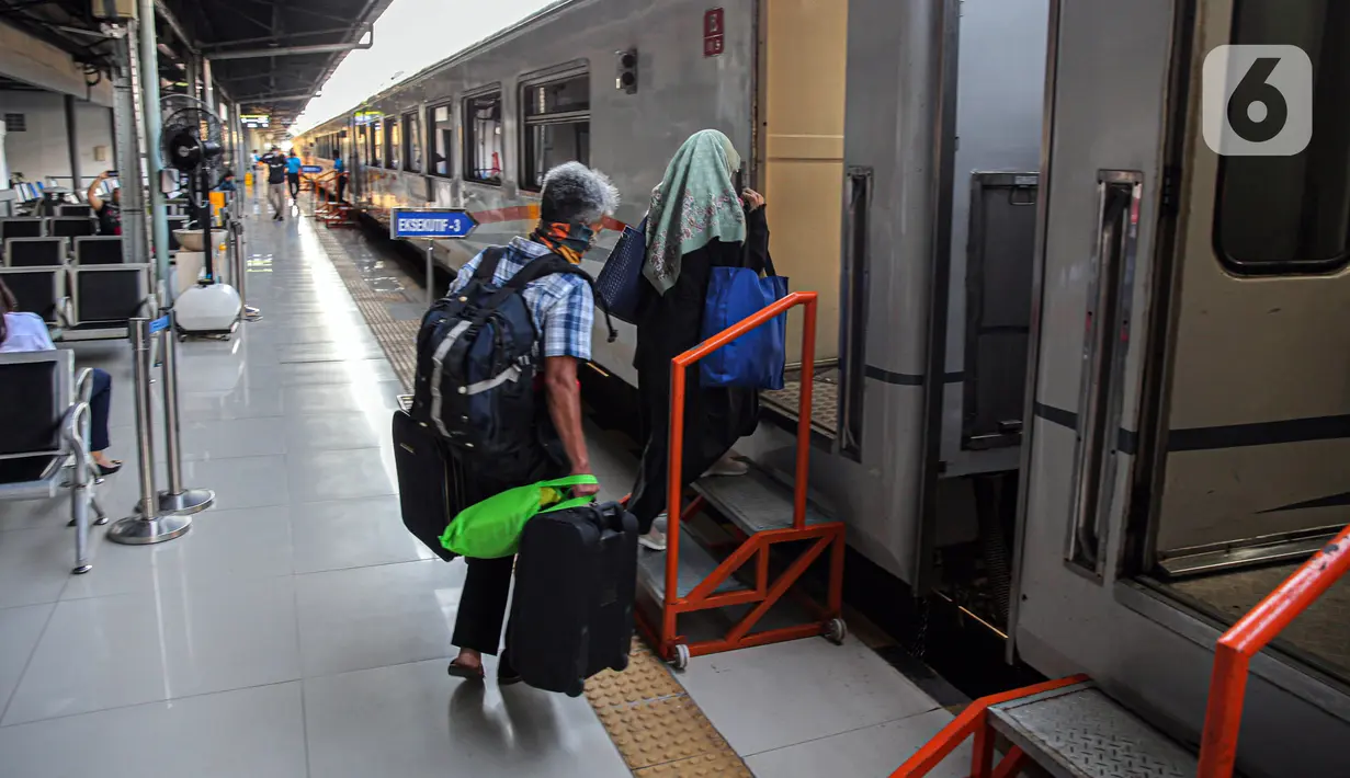 Penumpang menaiki kereta di Stasiun Pasar Senen. (Liputan6.com/Faizal Fanani)