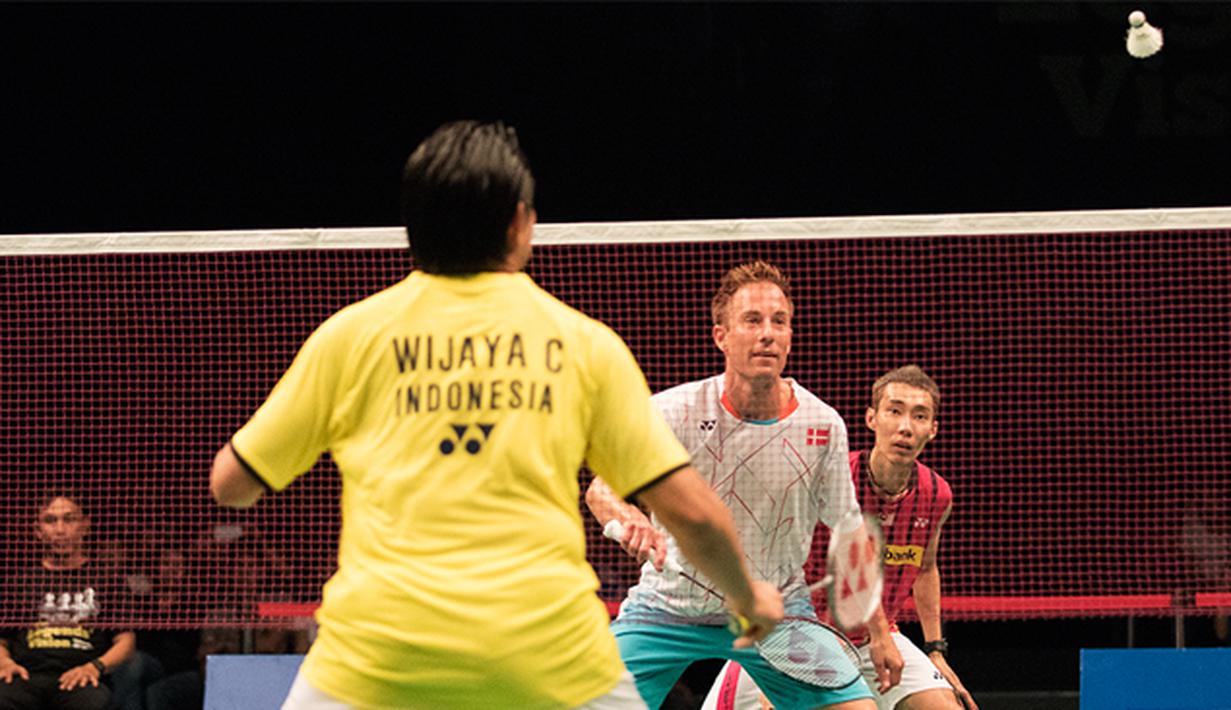 Pebulutangkis legendaris dunia Peter Gade dan Lee Chong Wei bertanding melawan Chandra Wijaya dan Rexy Mainaky pada laga Yonex Legends Vision di GOR Asia Afrika, Jakarta, Senin (17/8/2015). (Bola.com/Vitalis Yogi Trisna)