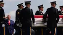 Presiden Donald Trump memberi hormat saat tim pengangkut Angkatan Darat AS memindahkan peti jenazah berisi jenazah Sersan Angel S. Rampersad di Pangkalan Angkatan Udara Dover, Delaware, Amerika Serikat,  Rabu, 22 Juli 2026.  (AP Photo/Julia Demaree Nikhinson)