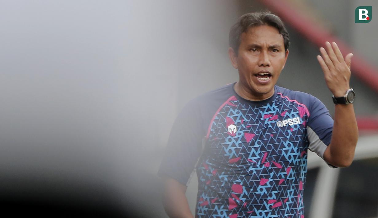 Semasa kariernya, Bima Sakti biasa bermain di posisi gelandang. Dia terkenal dengan tendangan bebasnya yang keras dan akurat. (Bola.com/M Iqbal Ichsan)