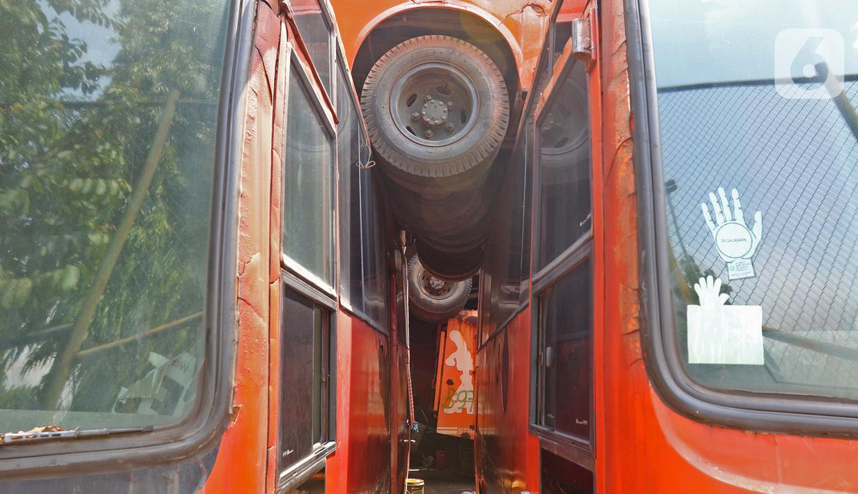 Tumpukan bangkai kendaraan dinas di Kantor Dinas Lingkungan Hidup DKI, Kramat Jati, Jakarta, Rabu (4/11/2020). Menurut petugas, puluhan kendaraan yang terparkir dan menjadi bangkai di area parkir belakang kantor tersebut tengah didata dan dipersiapkan untuk pelelangan. (Liputan6.com/Herman Zakharia)