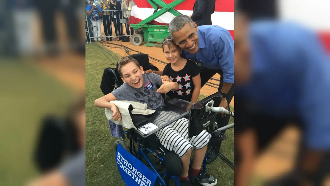 JJ Holmes gembira bertemu Barack Obama saat presiden AS itu berkampanye untuk Hillary Clinton di Florida