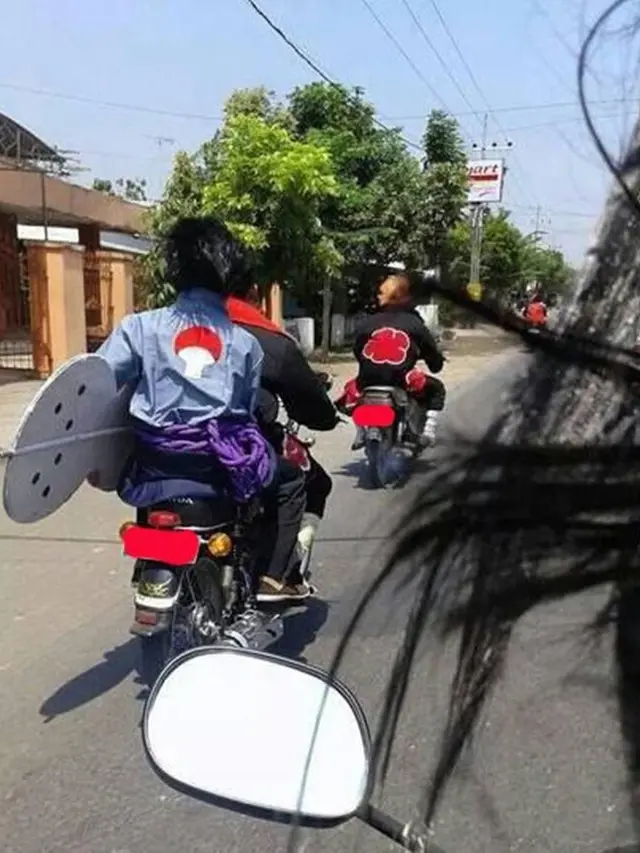 Kumpulan Potret Cosplayer Naik Sepeda Motor, Ada yang Ditegur Polisi