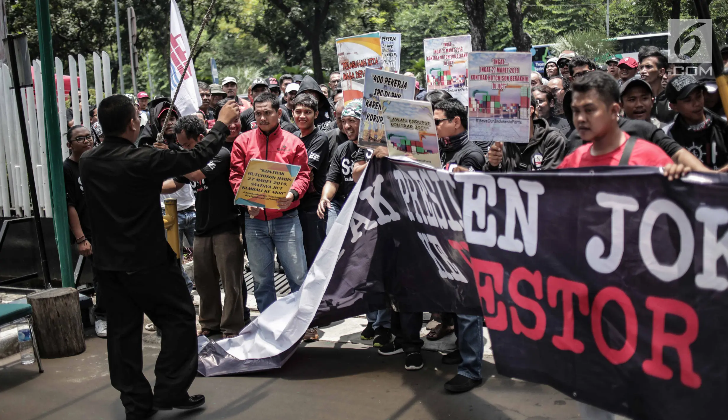 FOTO: Demo, Pekerja JICT dan Pelabuhan Indonesia Paksa Masuk Gedung ...