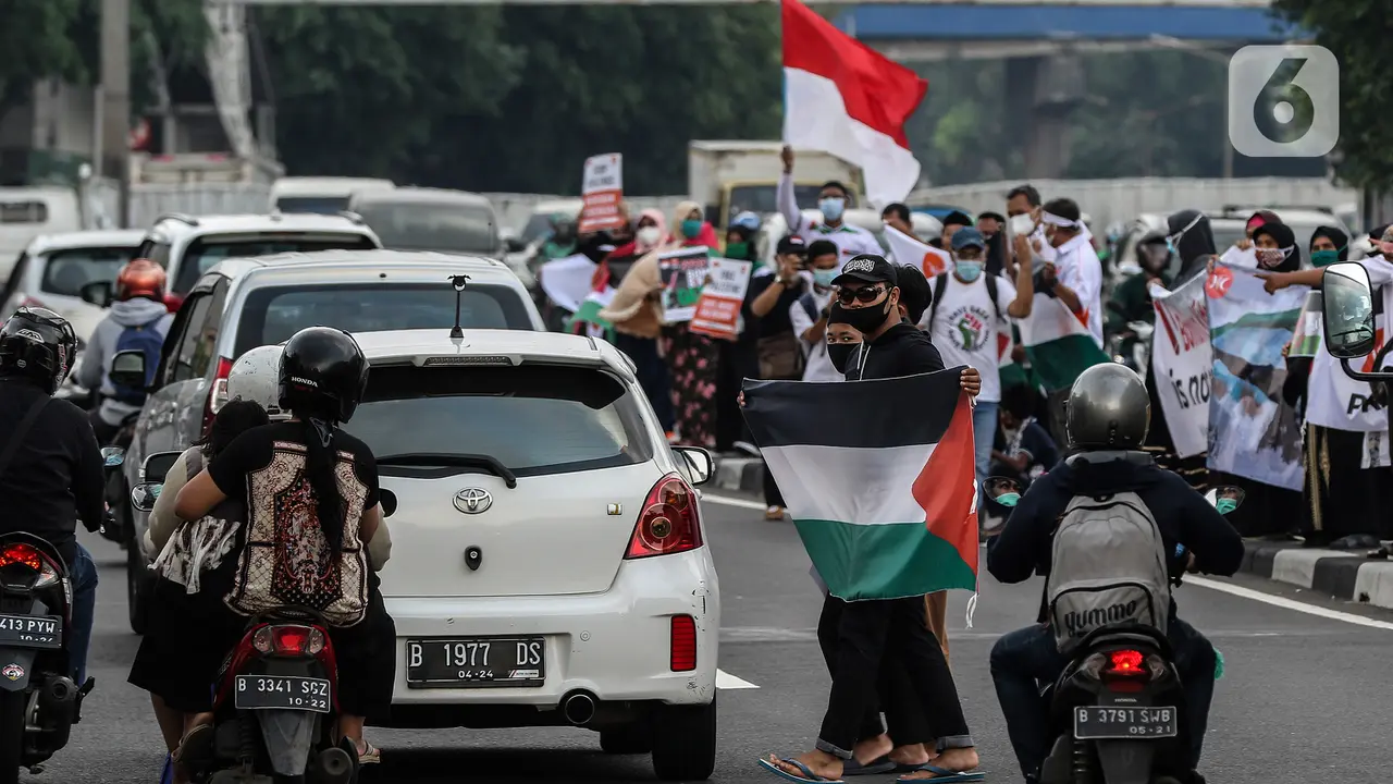 Massa Gelar Aksi Solidaritas Palestina di Jalan Basuki Rahmat