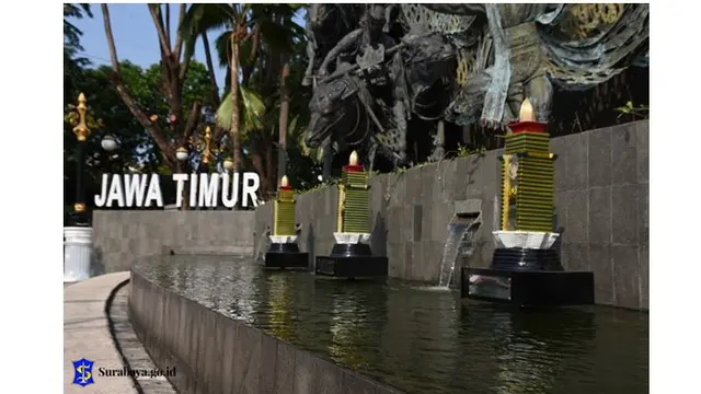 Sebagai spot foto warga Surabaya