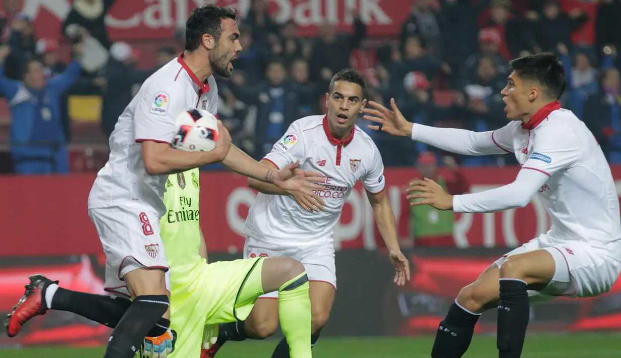Pemain Sevilla membawa bola usai mencatak gol ke gawang Real Madrid di ajang Piala Copa del Rey, Spanyol, Kamis (12 /1). Sevilla harus tersinggkir dari Piala Copa del Rey karena kalah  agregat 6-3 (AP Photo/ Angel Fernandez)