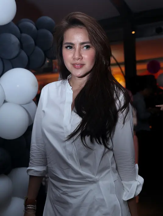 Olla Ramlan terlihat cantik dengan rambut yang terurai dan berbalut kemeja warna putih. (Andy Masela/Bintang.com)