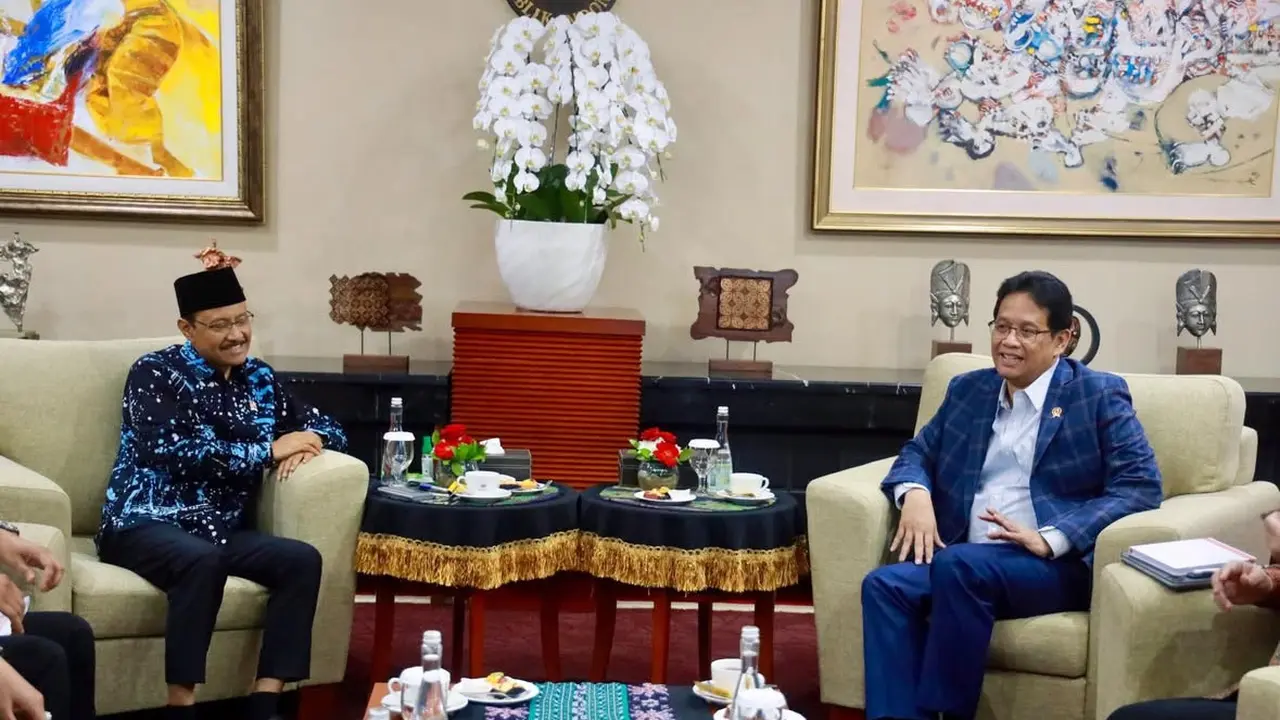 Menteri Keuangan (Menkeu) Purbaya Yudhi Sadewa menerima Menteri Sosial Syaifullah Yusuf