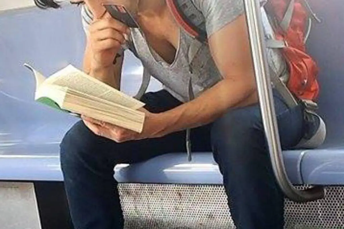 Di Balik Buku yang Tebal Ada Pria Tampan yang Pantas Jadi Pacar