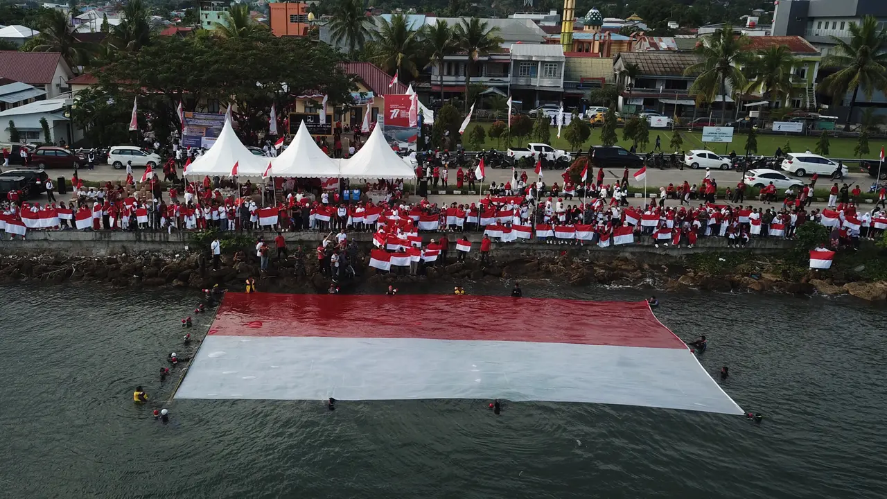 Pengibaran bendera di laut