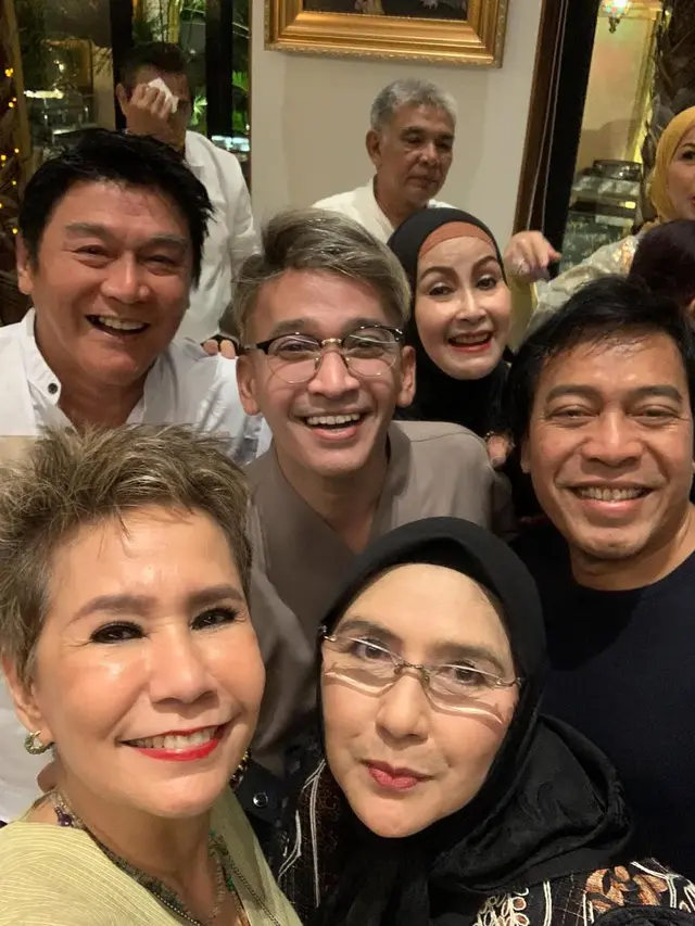 6 Potret Desy Ratnasari Halalbihalal Bareng Artis Lawas, Ruben Onsu Ikut Hadir