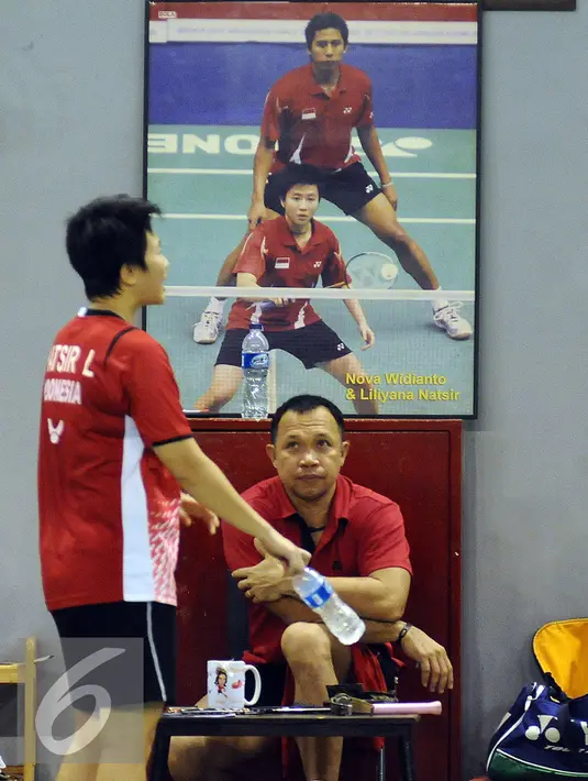 Pelatih ganda campuran Indonesia, Richard Mainaky (kanan) melihat Liliyana Natsir di sela latihan di pelatnas PBSI, Jakarta, Rabu (13/1/2016). Pebulutangkis Indonesia melakukan pematangan latihan jelang Olimpiade 2016. (Liputan6.com/Helmi Fithriansyah)
