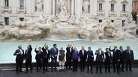Para pemimpin G20 berpose di depan Air Mancur Trevi selama acara KTT G20 di Roma, Minggu, 31 Oktober 2021 (AP Photo)
