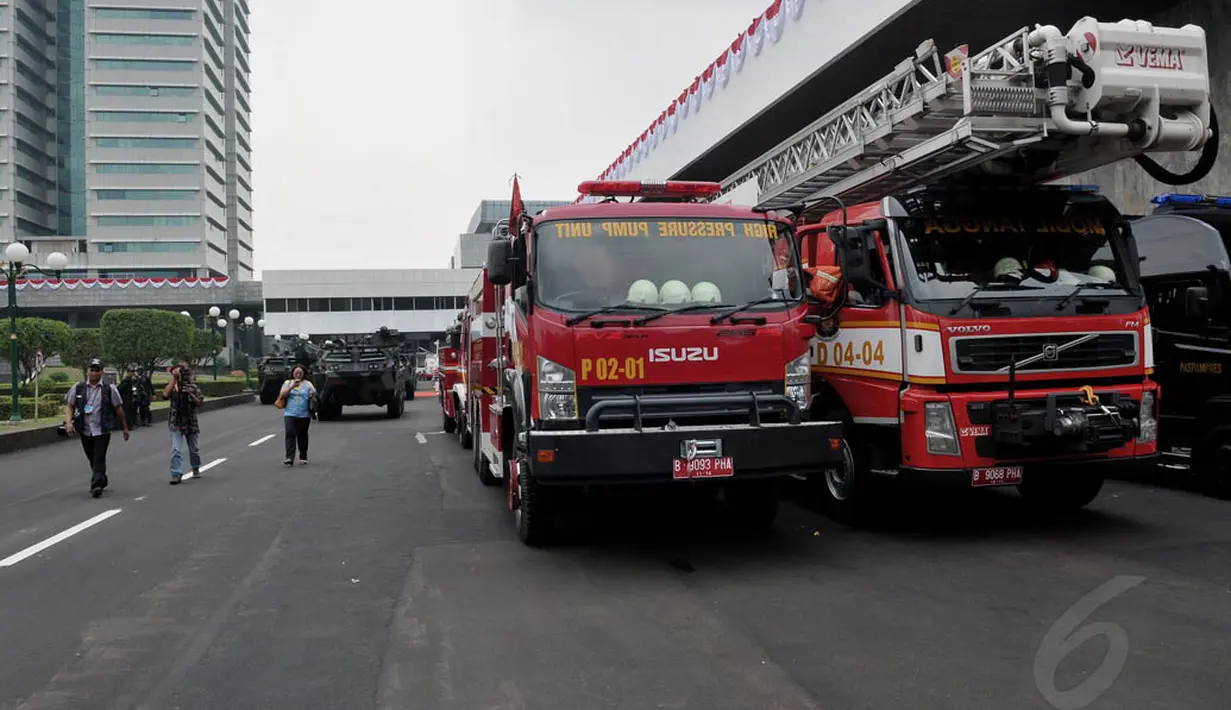 Di pelataran Gedung Nusantara 2 juga tampak tiga mobil pemadam kebakaran dan ambulans, Jakarta, Jumat (15/8/14). (Liputan6.com/Johan Tallo)