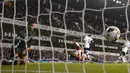 Kiper Spurs, Michel Vorm, hanya bisa terpaku saat pemain Arsenal, Mathieu Flamini, menjebol gawangnya  dalam laga putaran ketiga Piala Liga Inggris di Stadion White Hart Lane, Inggris, Kamis (24/9/2015) dini hari WIB. (Reuters / Toby Melville)