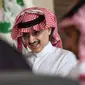 Alwaleed bin Talal menjawab pertanyaa wartawan terkait niat beramalnya di Riyadh, Arab Saudi, Rabu (1/7/2015). Alwaleed berjanji akan memberikan hartanya senilai USD 32 miliar, atau Rp 427 triliun untuk kepentingan amal. (AFP/Fayez Nureldine)
