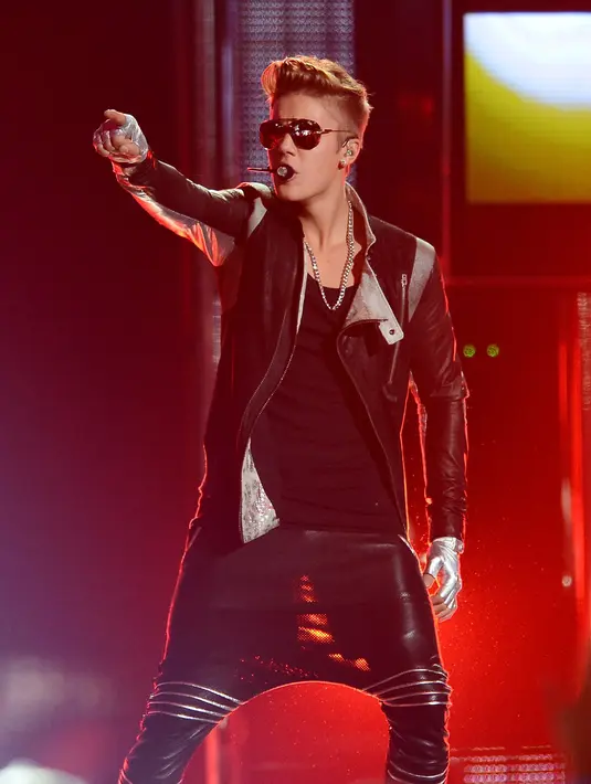 “Aku paham , tapi keberadaan ku hanya dua kaki dari kalian. Aku pun bisa mendengar kalian. Aku hargai semua cinta yang luar biasa itu,” ujar Justin saat menggelar konser di London pada 17 Oktober lalu. (AFP/Bintang.com)