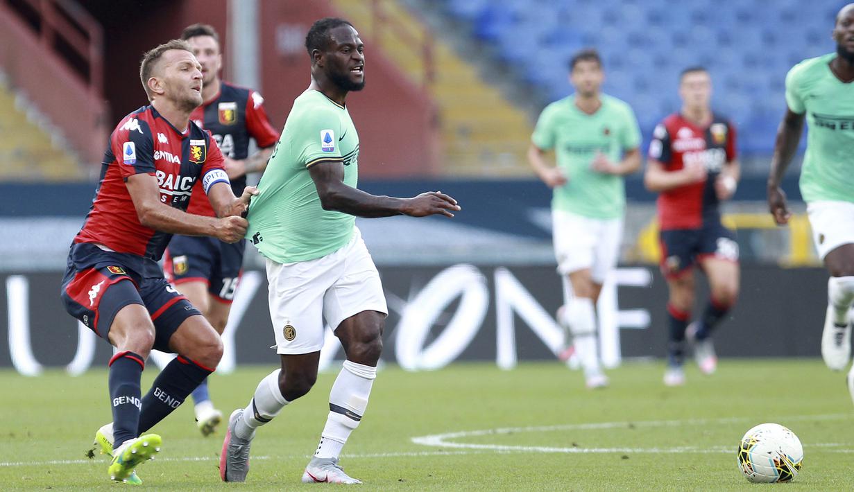 Pemain Genoa Domenico Criscito (kiri) berebut bola dengan pemain Inter Milan Moses Victor pada pertandingan Serie A di Stadion Luigi Ferraris, Genoa, Italia, Sabtu (25/7/2020. Inter Milan mengalahkan Genoa 3-0. (Tano Pecoraro/LaPresse via AP)