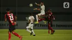 Pemain Persija Jakarta, Marko SImic (tengah) berebut bola diudara dengan pemain Persipura Jayapura, Ian Luois Kabes dalam pertandingan BRI Liga 1 2021/2022 di Stadion Indomilk Arena, Kabupaten Tangerang, Minggu (19/9/2021). Persija Jakarta harus puas bermain tanpa gol. (Bola.com/Ikhwan Yanuar)